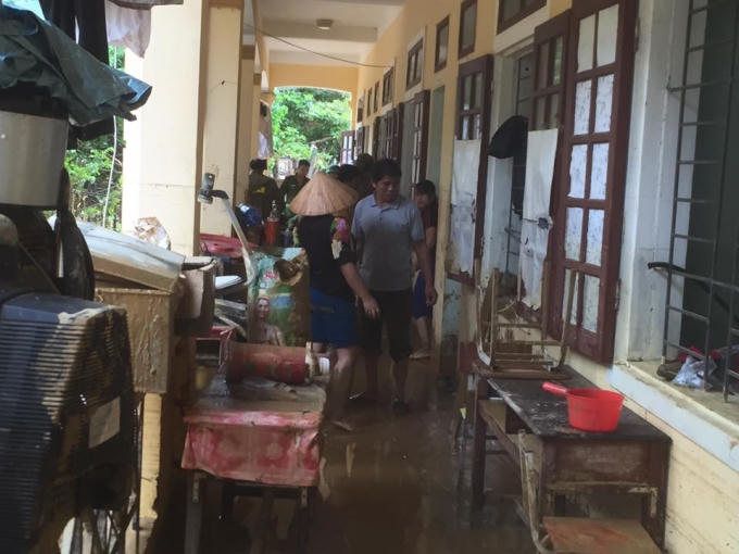 Lực lượng chức năng tiến hành khắc phục hậu quả tại trương THCS Yên Tĩnh.