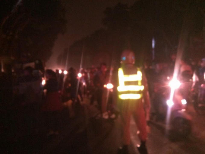 Vườn hoa Lý Thái Tổ tắt đèn chiếu sáng, lực lượng giao thông tham gia để đảm bảo an toàn tránh ùn tắc giao thông