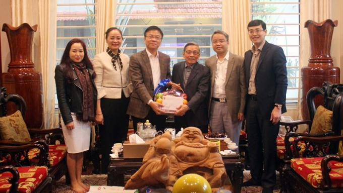 Bộ trưởng Lê Thành Long cùng đại diện lãnh đạo một số đơn vị thuộc Bộ thăm hỏi, tri ân nguyên Thứ trưởng Nguyễn Văn Yểu.