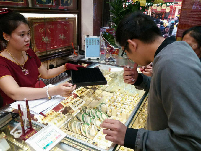 Ngày vía Thần Tài (10/1 âm lịch): Lượng vàng bán ra gấp đôi so với năm ngoái.