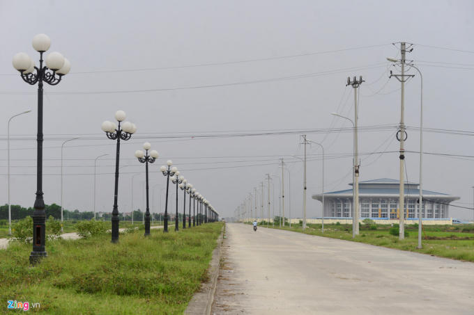 Một con đường mang tên Võ Nguyên Giáp giao với quốc lộ 1A cũ ở gần đó có hệ thống đèn chiếu sáng nhưng không phải lối vào nhà thi đấu.