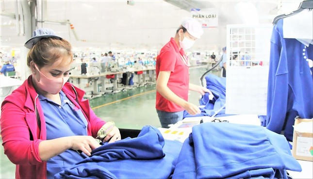 Công nhân làm việc tại Công ty TNHH New Apparel Far Eastern (Việt Nam). Ảnh: H.C