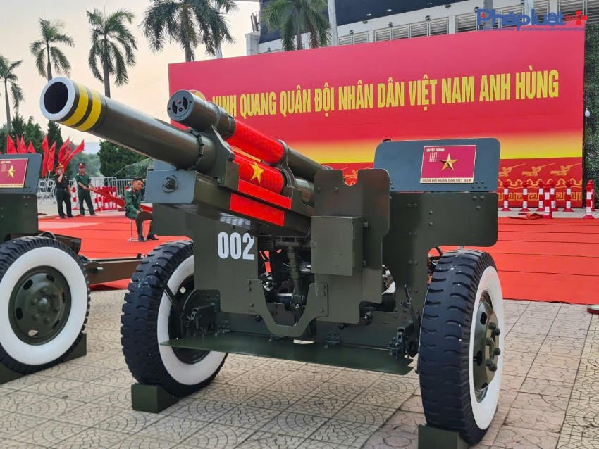 Đông đảo người dân hào hứng ghi lại khoảnh khắc bên dàn Đại Bác chuẩn bị khai hoả dịp 2/9