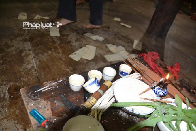 Những chiếc chén nước nóng được uống sạch, nằm ngổn ngang. (ảnh: Phàn Giào Họ)