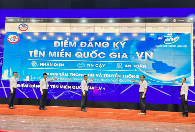 Các đại biểu nhấn nút khai trương điểm đăng ký tên miền quốc gia “.vn” TP Hải Phòng.