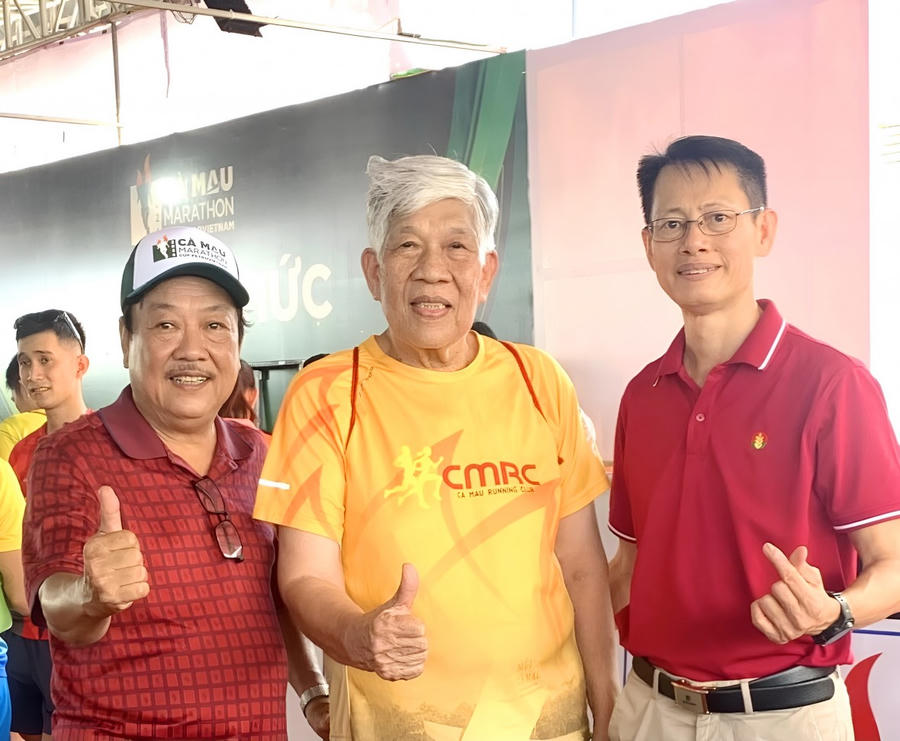 VĐV lớn tuổi nhất 86 tuổi (đứng giữa) cùng Trần Hiếu Hùng - Giám đốc Sở Văn hóa, Thể thao và Du lịch tỉnh Cà Mau (bên trái) và ông Trần Chí Nguyện - Phó Tổng Giám đốc Công ty Cổ phần Phân bón Dầu khí Cà Mau.