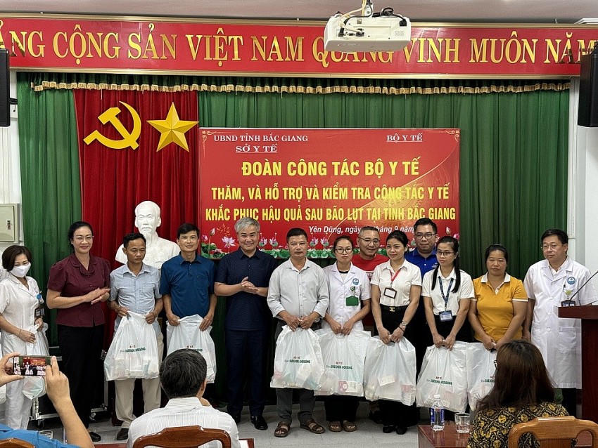 Những phần quà là sản phẩm thiết yếu được trực tiếp gửi đến bà con vùng bão lũ.
