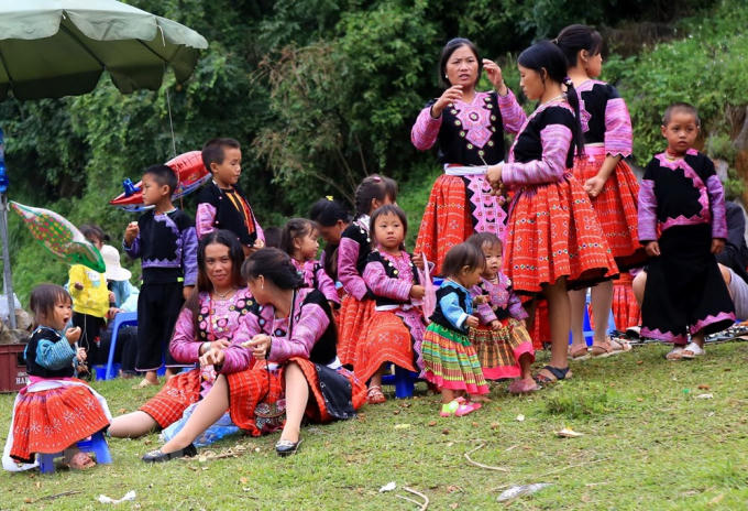 Phụ nữ H'Mông mặc những trang phục rực rỡ vui Tết Độc Lập tại huyện Vân Hồ. (Ảnh: Ngọc Hà/TTXVN)