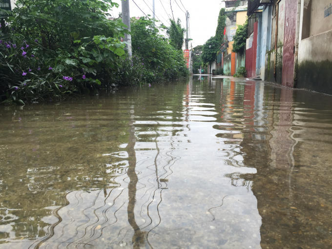 Hà Nội: Sau cơn bão số 2, hàng trăm hộ dân vẫn sống trong ngập úng