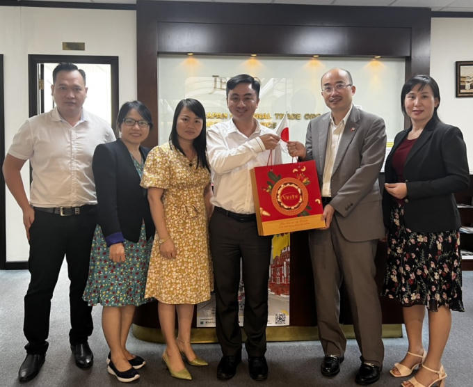 Ông Hirai Shinji - Trưởng đại diện JETRO tại TP. Hồ Chí Minh (thứ 2, phải sang) và đoàn công tác của tỉnh Bình Phước cùng chụp hình lưu niệm.