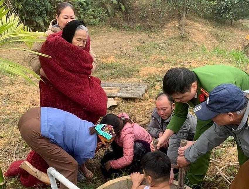 Cụ bà 88 tuổi được Công an xã An Khang giải cứu thành công khỏi giếng nước sâu. (Ảnh: VTC News).