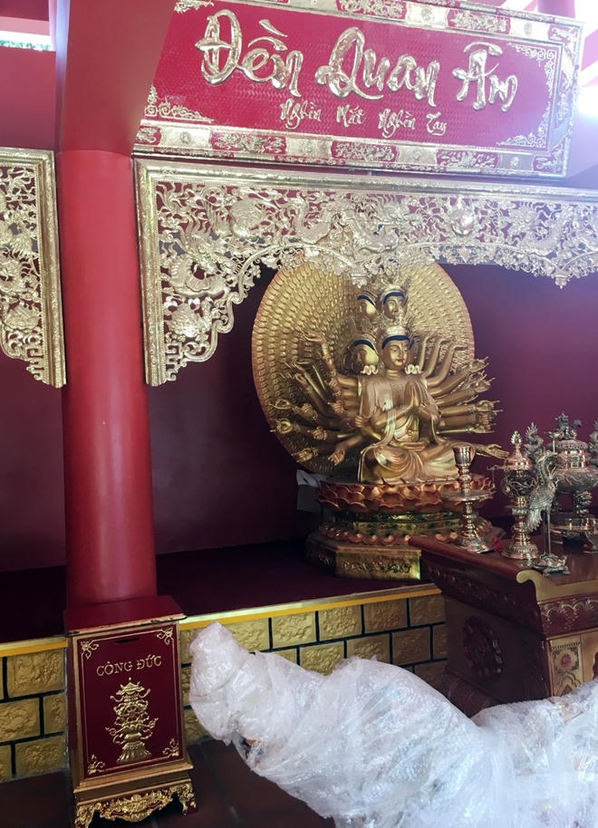 Các thùng công đức mà Công ty MGA tự ý đặt để quyên góp tiền du khách thập phương.