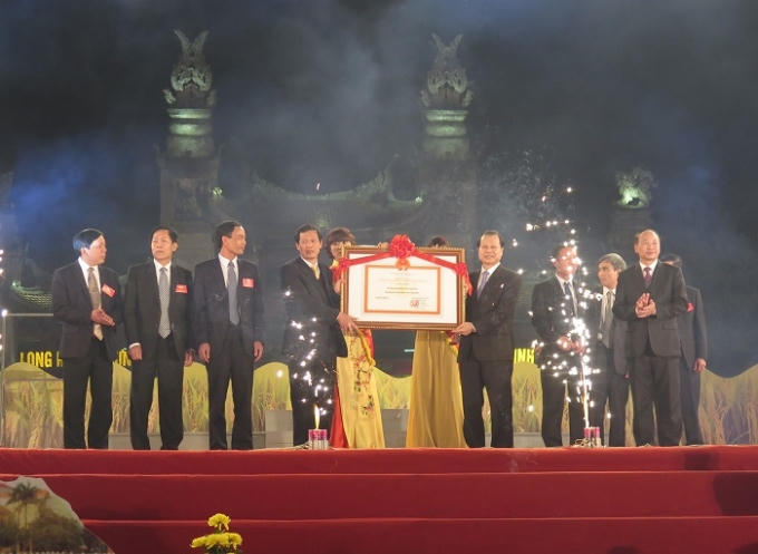 Thay mặt lãnh đạo Đảng, Nhà nước, Phó Thủ tướng Chính phủ Vũ Văn Ninh, Trưởng ban chỉ đạo Chương trình mục tiêu quốc gia về xây dựng nông thôn mới đã trao “Bằng công nhận huyện Hưng Hà (tỉnh Thái Bình) đạt chuẩn nông thôn mới năm 2015” cho Đảng bộ, chính quyền và nhân dân tỉnh Thái Bình. Theo đó, Hưng Hà là huyện đầu tiên của tỉnh Thái Bình đạt chuẩn nông thôn mới. Ảnh: Nam Hồng.