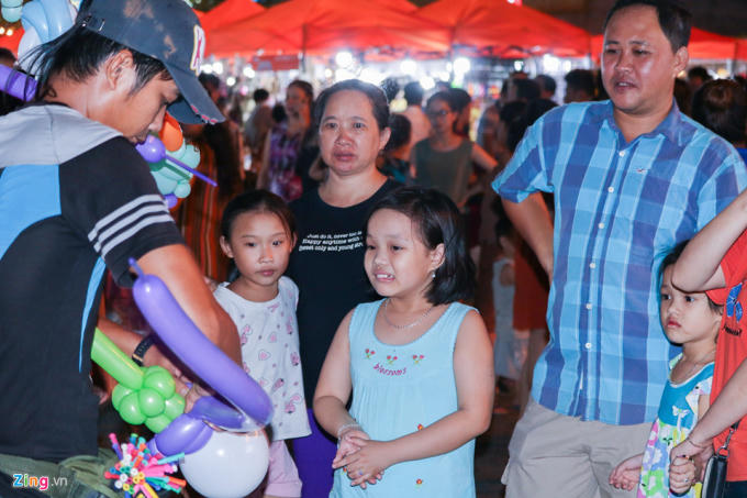 Giám đốc Sở Du lịch Đà Nẵng Ngô Quang Vinh, cho biết từ trước đến nay các hoạt động giải trí về đêm của địa phương rất hạn chế. Phố chợ đêm ở gần cầu Rồng là khu vui chơi giải trí về đêm đầu tiên mà địa phương đầu tư xây dựng.