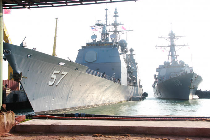 Tàu tuần dương hạm USS Lake Champlain (CG-57) của Hải quân Hoa Kỳ.