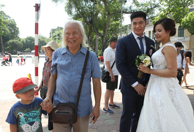 Nhiều người cao tuổi cũng vui mừng trước sự xuất hiện của 40 cặp đôi.