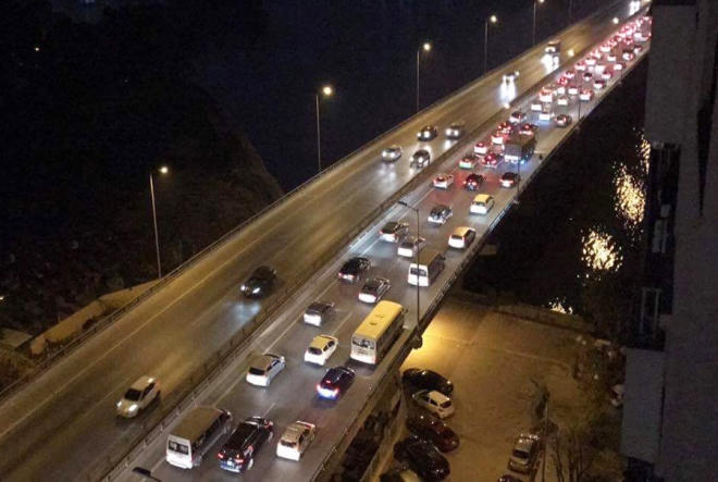 18h30, làn đường dẫn vào Thủ đô đoạn qua khu đô thị Linh Đàm vẫn trong tình trạng hàng dài xe nối đuôi nhau.