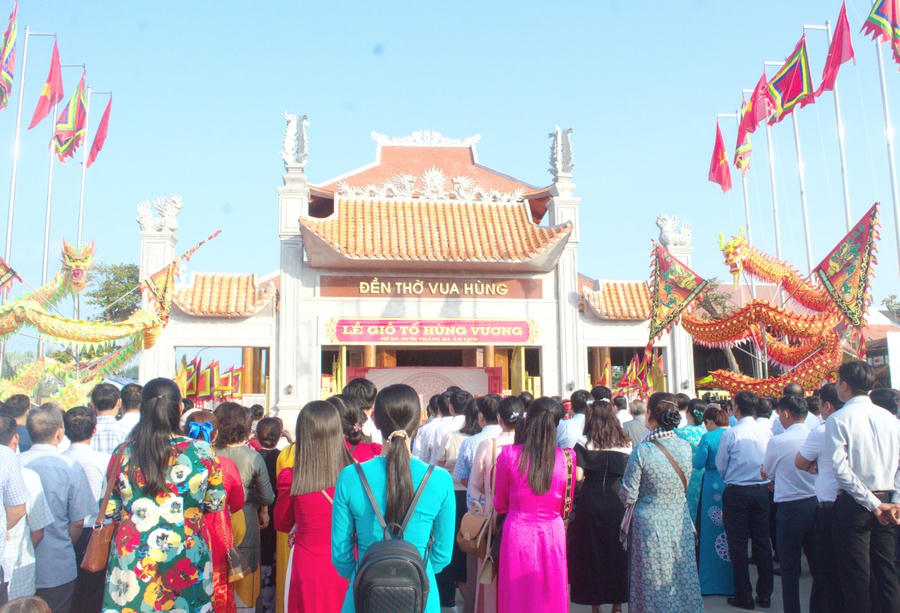 Đông đảo người dân khắp nơi về Cà Mau thành kính dâng hương Lễ Hội Giỗ Tổ Vua Hùng.