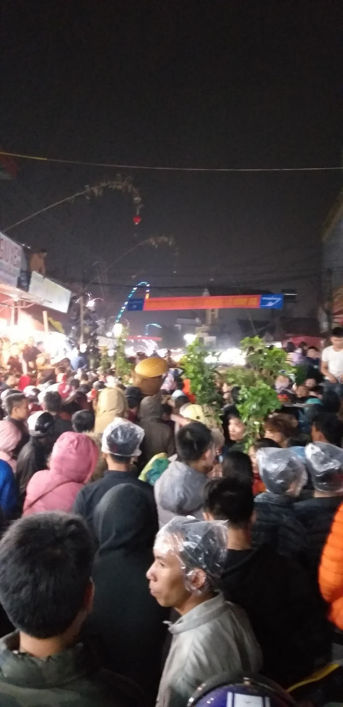 Đội mưa đi chợ.