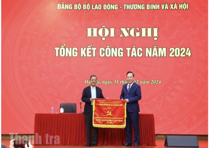 Đảng uỷ Khối các cơ quan Trung ương tặng Cờ thi đua xuất sắc 5 năm liên tục cho Đảng uỷ Thanh tra Bộ Lao động - Thương binh và Xã hội. Ảnh: BTT
