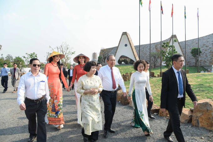 Hoa hậu, &Aacute; hậu đ&oacute;n Ph&oacute; Thủ tướng thường trực Trương H&ograve;a B&igrave;nh tại Bảo t&agrave;ng thế giới c&agrave; ph&ecirc;