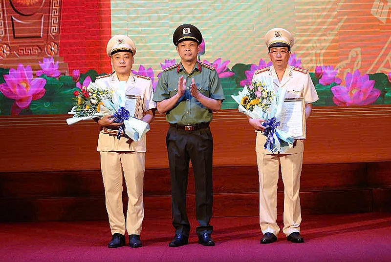 Giám đốc Công an tỉnh Bình Dương trao quyết định cho 2 tân Phó Giám đốc.