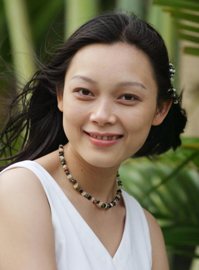 Hoàng Thu Hường từng đạt giải Á khôi Người đẹp Noel năm 1995; Á khôi thể thao năm 1996…