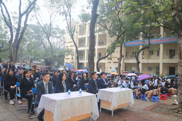 Phiên toà giả định thu hút đông đảo các thầy cô giáo và toàn thể học sinh trường THPT Nguyễn Gia Thiều theo dõi.