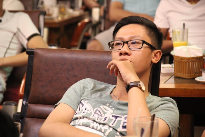 Fan Mu vô cùng thất vọng khi bất ngờ đội khách Man City có hai bàn thắng dẫn trước do công của De Bruyne và Iheanacho ở phút 15 và 36.