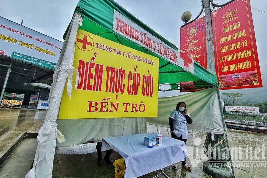 Một điểm ứng trực cấp cứu tại Bến Tr&ograve;, ch&ugrave;a Hương