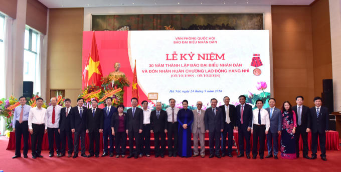 Lãnh đạo Báo Đại biểu Nhân dân chụp ảnh lưu niệm cùng các đại biểu tham dự buổi lễ.