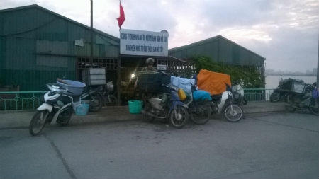 Tiểu thương mua cá tại Xí nghiệp Nuôi trồng thủy sản Hồ Tây
