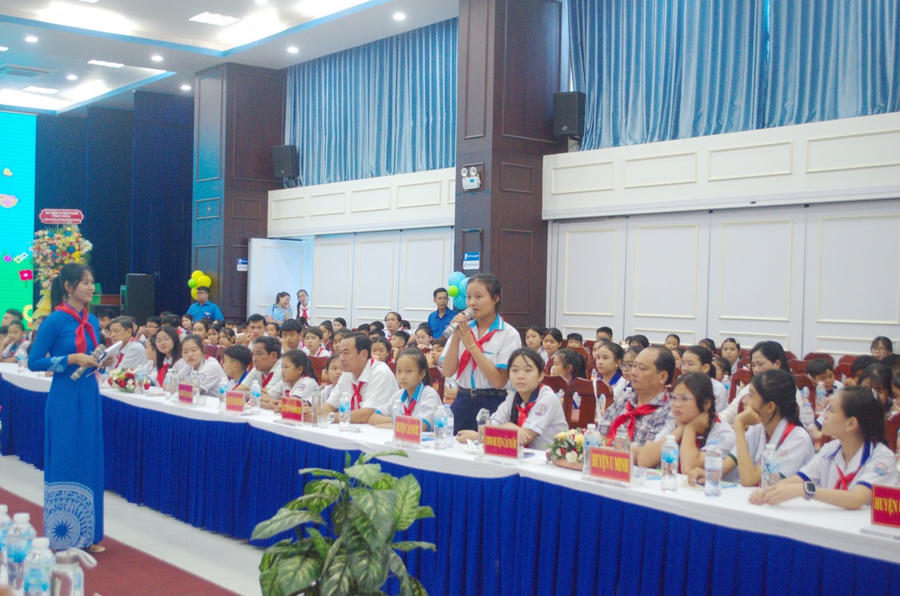Các em thiếu nhi phát biểu ý kiến.