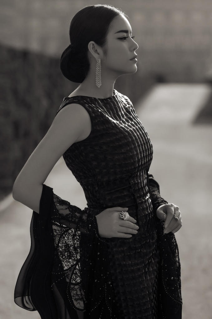 Lý Nhã Kỳ khéo léo kết hợp trang sức kim cương với bộ đầm thiết kế theo phong cách haute couture làm toát lên vẻ quyền quý, sang trọng và gợi cảm