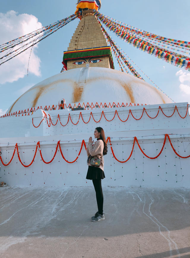 Tường Linh gặp lại Miss Intercontinental Nepal trong chuyến h&agrave;nh hương đầu năm