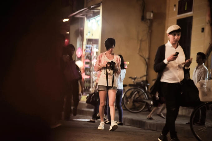 Người đẹp Hồng Kông không quên mang máy ảnh để ghi lại những khoảnh khắc tuyệt đẹp ở Hội An.