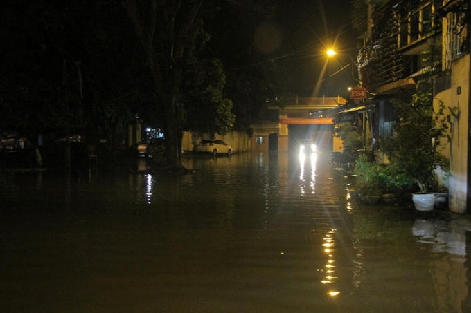 Một ngõ trong phố bị nước ngập ...