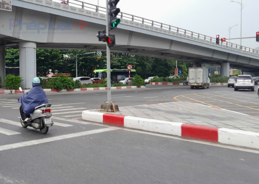 Đây là khu vực ngã tư các phương tiện lưu thông qua phải chờ một nhịp đèn đỏ. Đặc biệt các phương tiên lưu thông từ cầu Vĩnh Tuy xuống hết dốc cầu là tới đèn đỏ dẫn tới việc hay bị ùn tắc giao thông.