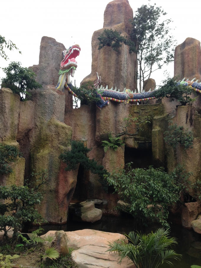 Dãy núi đá nhân tạo trong khuôn viên điện.