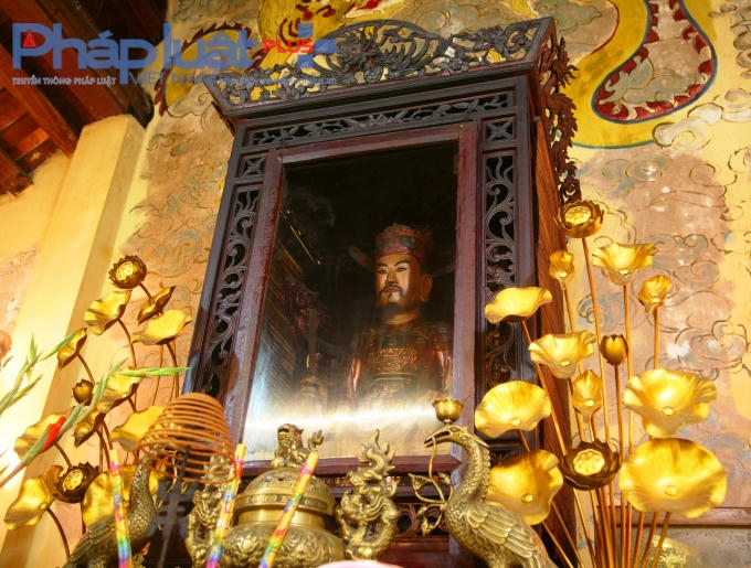 Pho tượng cổ Đức Thánh Trần được đặt tại ban giữa cung Đệ Nhất có nét mặt uy nghiêm nhưng lại có nụ cười bao dung, đôn hậu.