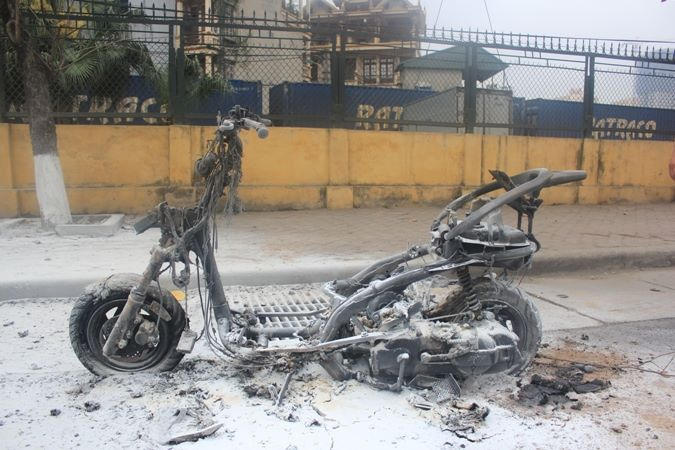 Chiếc xe bị cháy trơ khung trên đường Giải Phóng, Hà Nội.