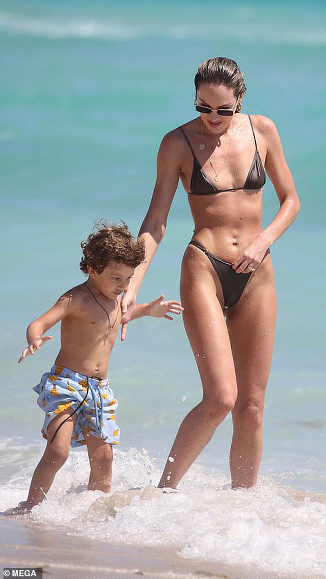 Siêu mẫu áo tắm đưa con trai 3 tuổi Anaca đi tắm biển