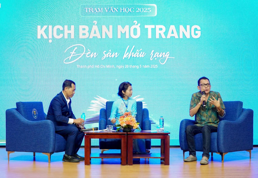 Talkshow về văn học và sân khấu với cùng với NSƯT Hữu Châu (phải), TS Huỳnh Thị Mai Trinh (giữa) và Th.S Trần Mạnh Thái (trái).