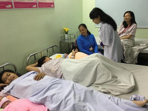 Bộ trưởng thăm các sản phụ tại BV Hùng Vương