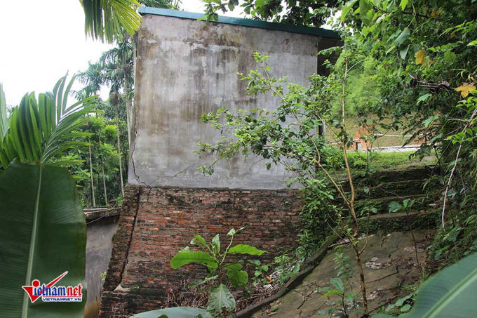 Căn nhà bị nghiêng, tường nứt toác.