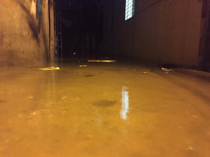 H&agrave; Nội: Mưa lớn khiến nhiều tuyến đường ngập s&acirc;u