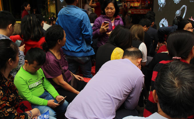 Nhiều người xếp hàng chờ mua tỏ ra mệt mỏi.