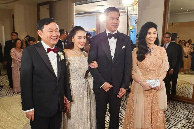 Cựu thủ tướng Thaksin và em gái Yingluck xuất hiện tại tiệc cưới của con gái ông Thaksin ở Hong Kong hôm 22/3 giữa lúc đang bị truy nã (Ảnh: SCMP)