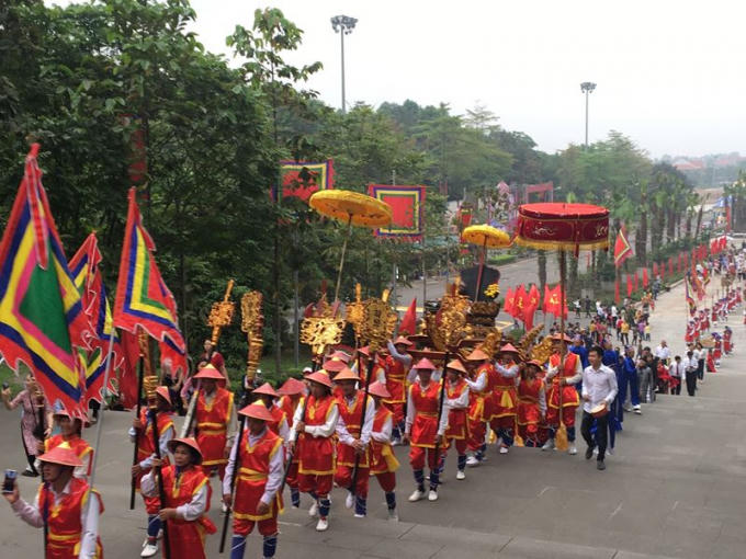 Không khí Lễ rước kiệu tưng bừng, náo nhiệt nhưng rất thành kính, trang nghiêm