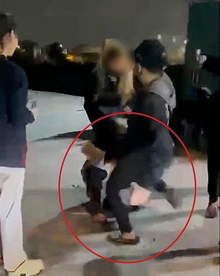 Các đối tượng dùng chân đá, đạp vào vùng đầu của nữ sinh.